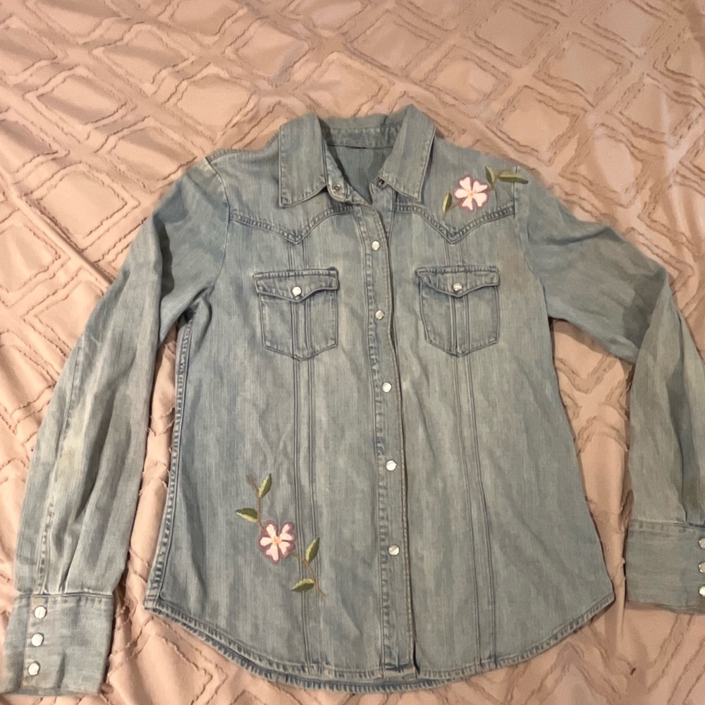 VinEmbroidered Denim Shirt with Floral Accents